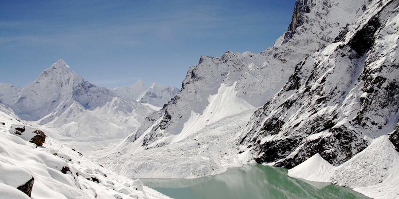 从美妆到心灵:闺蜜社交如何重塑现代女性的情感联结与自我表达