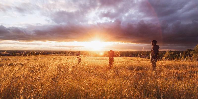 女性社交新主张：从线上论坛到闺蜜旅行，打造专属情感支持系统