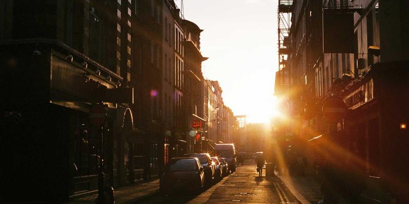 闺蜜圈的力量：中年女性如何通过生活分享与社交网络开启职业第二春